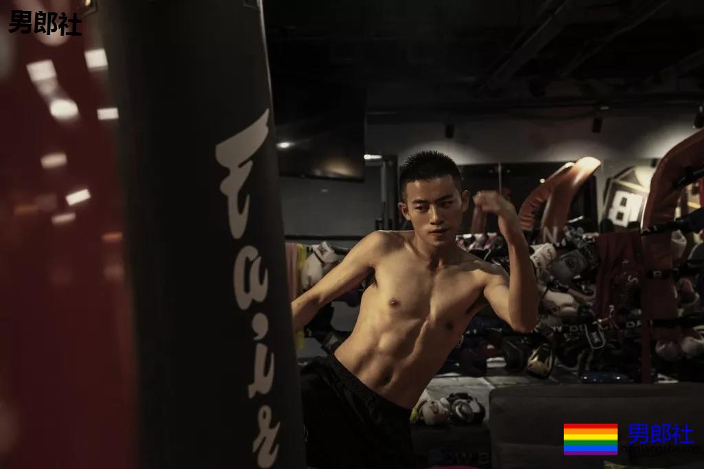 发堉又钢又A的寸头肌肉小狼狗，竟睡过这么多鲜肉明星！ - 51虹马