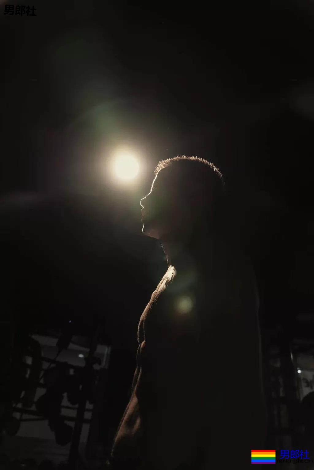 发堉又钢又A的寸头肌肉小狼狗，竟睡过这么多鲜肉明星！ - 51虹马