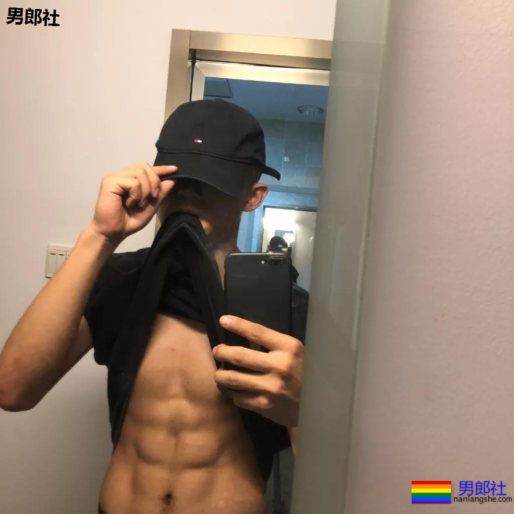 发堉又钢又A的寸头肌肉小狼狗，竟睡过这么多鲜肉明星！ - 51虹马