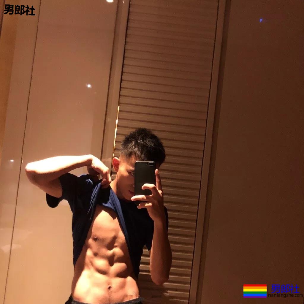 发堉又钢又A的寸头肌肉小狼狗，竟睡过这么多鲜肉明星！ - 51虹马