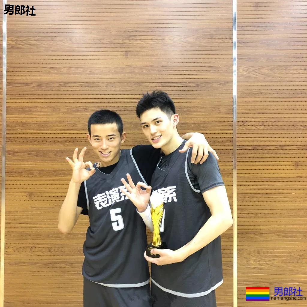 发堉又钢又A的寸头肌肉小狼狗，竟睡过这么多鲜肉明星！ - 51虹马