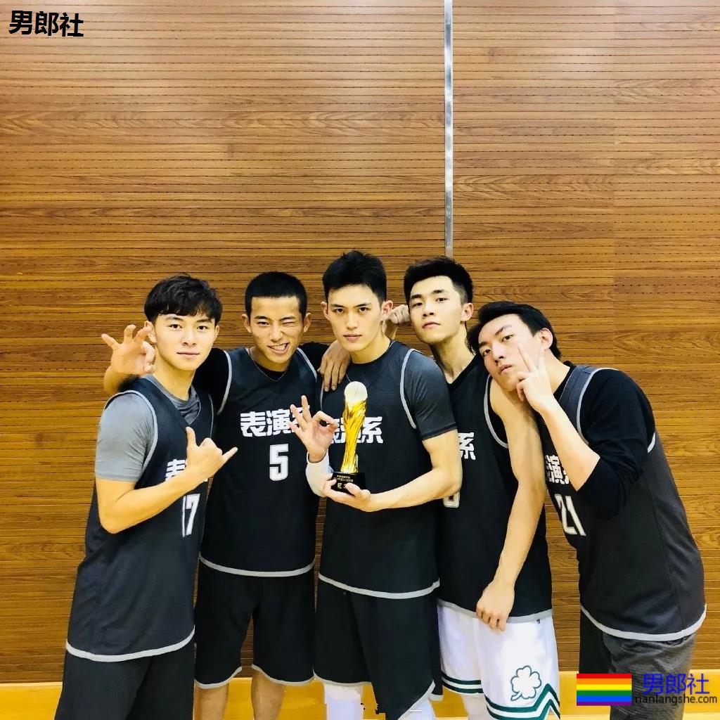 发堉又钢又A的寸头肌肉小狼狗，竟睡过这么多鲜肉明星！ - 51虹马