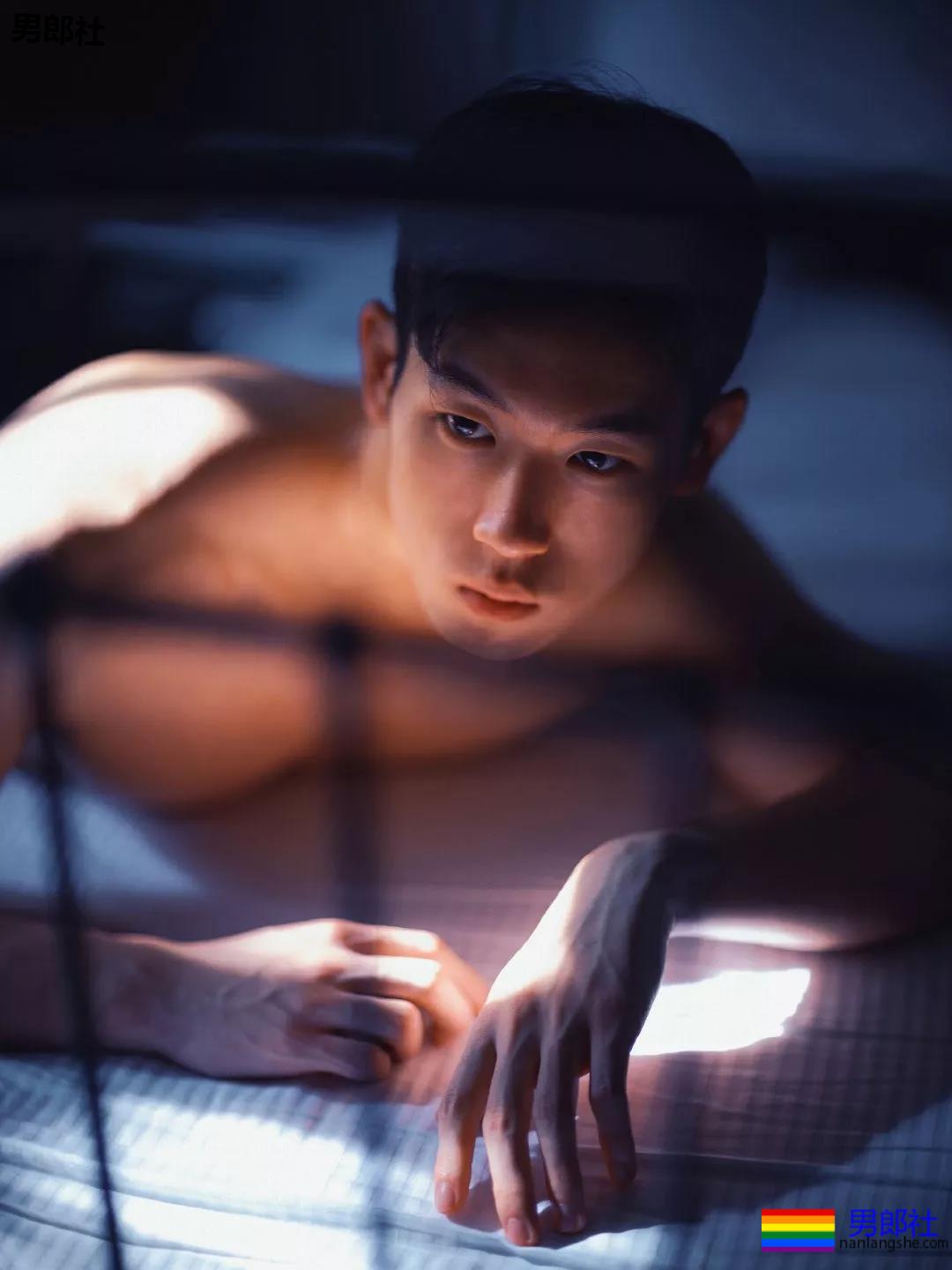 公狗腰麒麟臂的健身肌肉男 - 51虹马