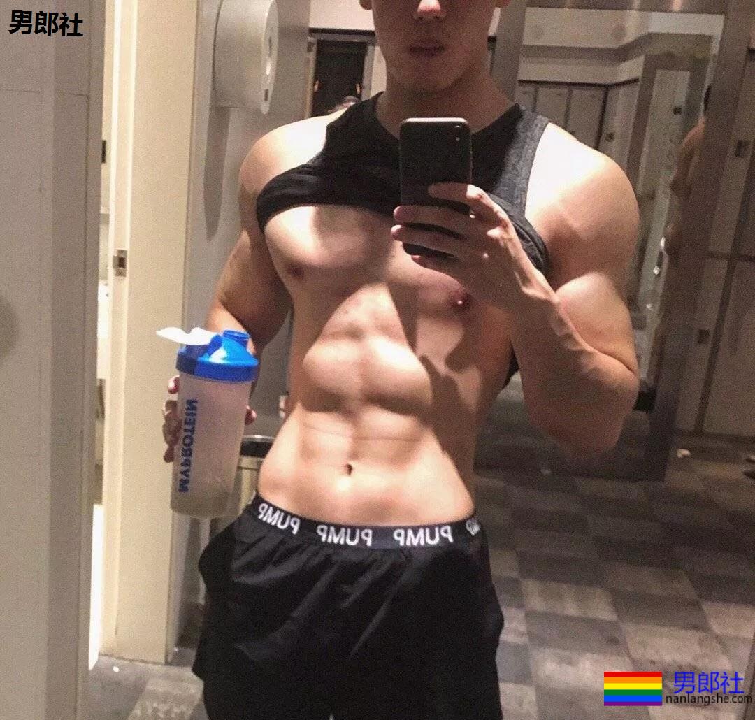 公狗腰麒麟臂的健身肌肉男 - 51虹马