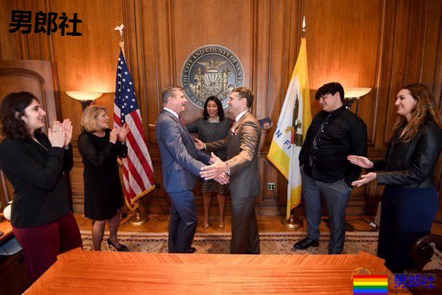 NBA首位同志CEO与伴侣成婚，旧金山市长证婚-51虹马