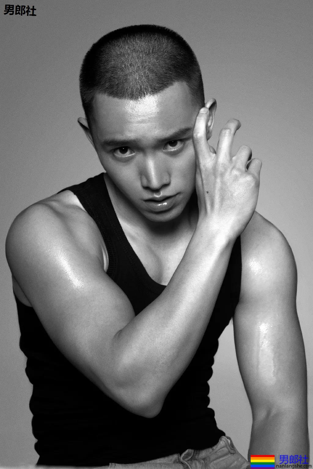 99年名校寸头肌肉校草帅哥，这波硬照够抢眼! - 51虹马