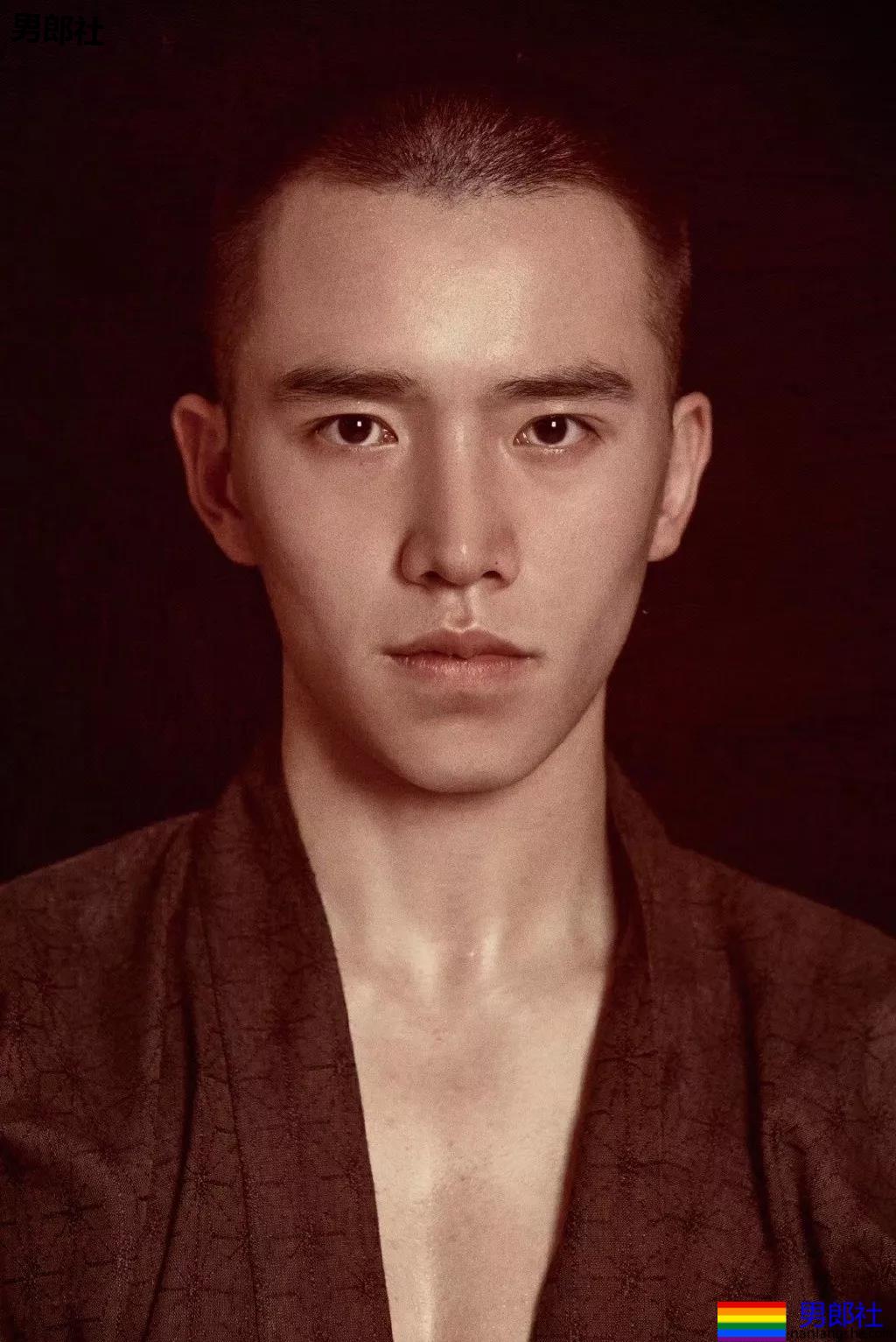 99年名校寸头肌肉校草帅哥，这波硬照够抢眼! - 51虹马