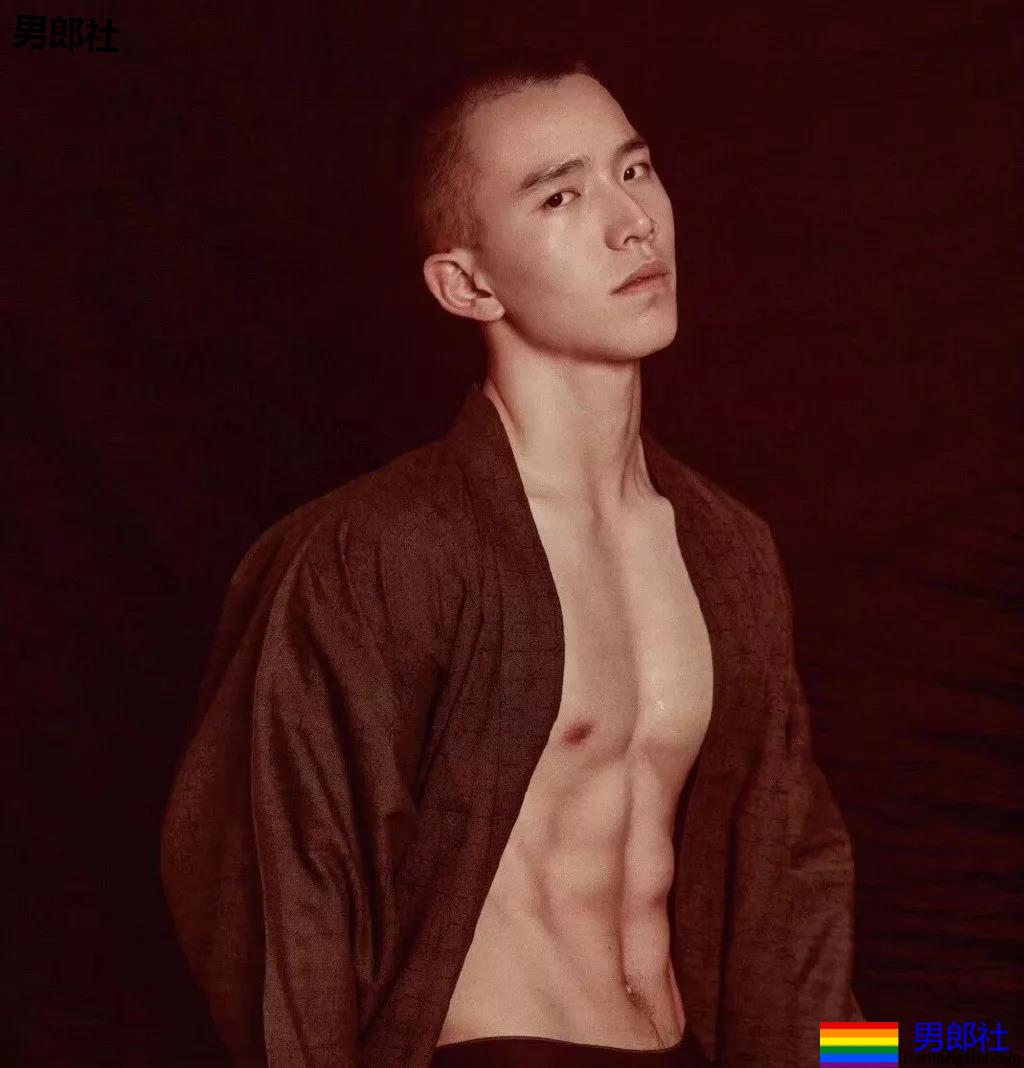 99年名校寸头肌肉校草帅哥，这波硬照够抢眼! - 51虹马