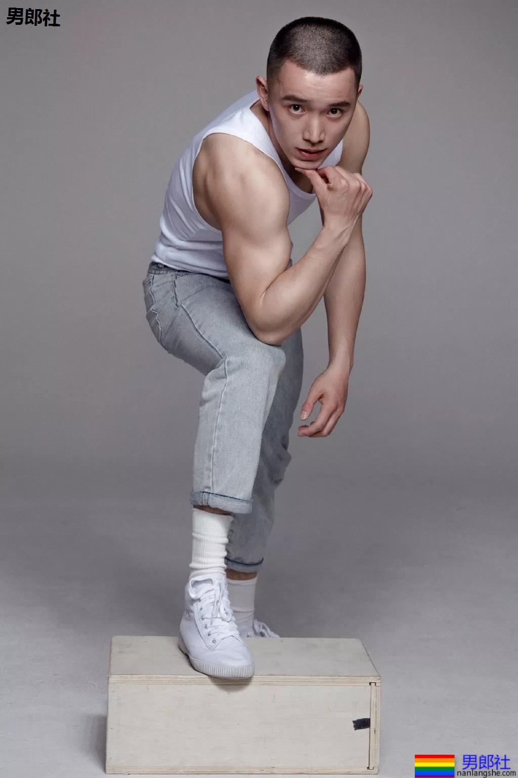 99年名校寸头肌肉校草帅哥，这波硬照够抢眼! - 51虹马