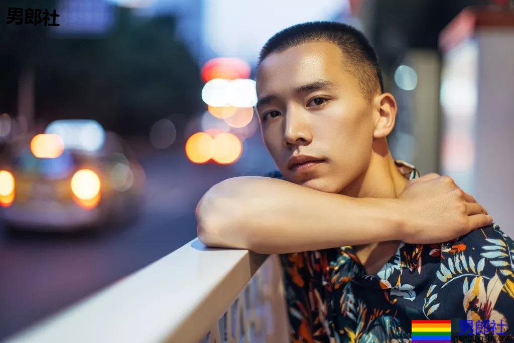 99年名校寸头肌肉校草帅哥，这波硬照够抢眼! - 51虹马