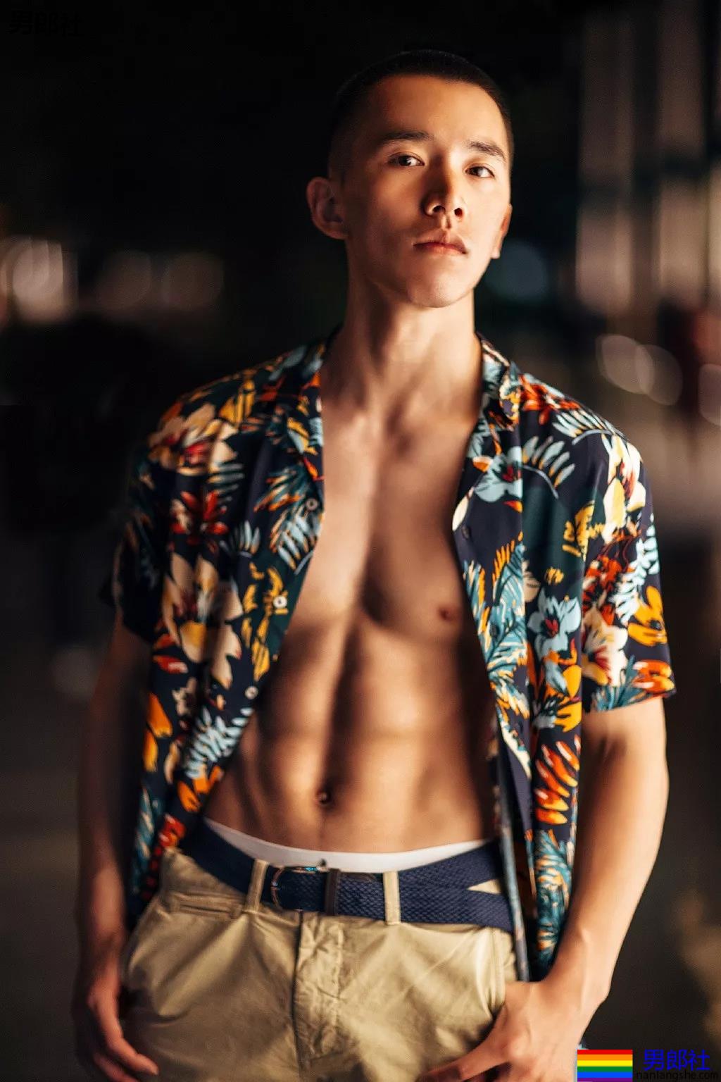 99年名校寸头肌肉校草帅哥，这波硬照够抢眼! - 51虹马