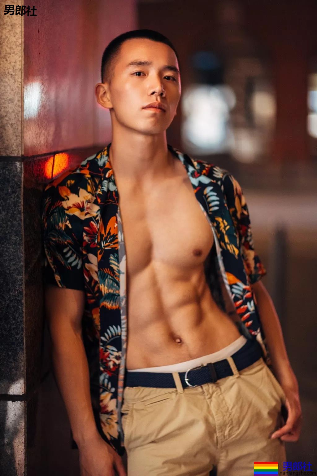 99年名校寸头肌肉校草帅哥，这波硬照够抢眼! - 51虹马