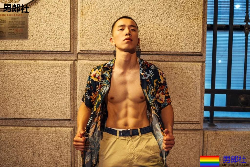 99年名校寸头肌肉校草帅哥，这波硬照够抢眼! - 51虹马