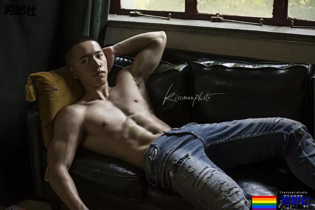 99年名校寸头肌肉校草帅哥，这波硬照够抢眼! - 51虹马