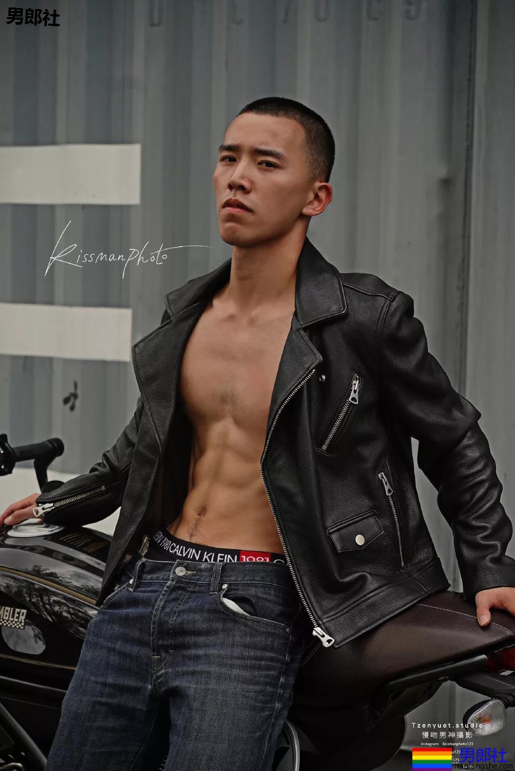 99年名校寸头肌肉校草帅哥，这波硬照够抢眼! - 51虹马