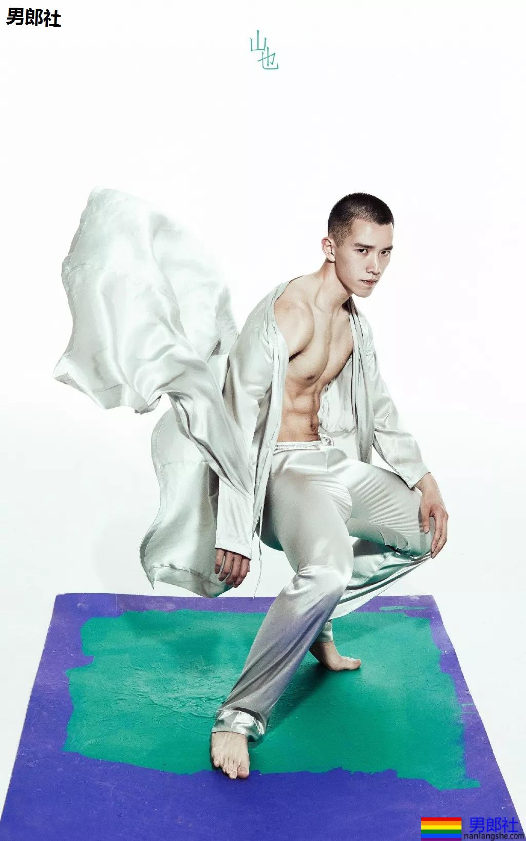 99年名校寸头肌肉校草帅哥，这波硬照够抢眼! - 51虹马