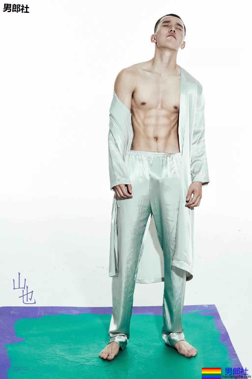 99年名校寸头肌肉校草帅哥，这波硬照够抢眼! - 51虹马