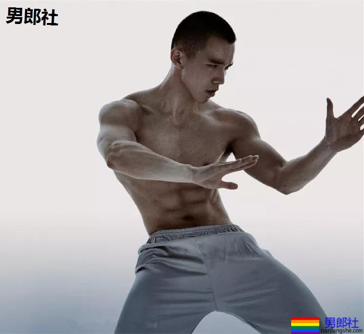 99年名校寸头肌肉校草帅哥，这波硬照够抢眼! - 51虹马