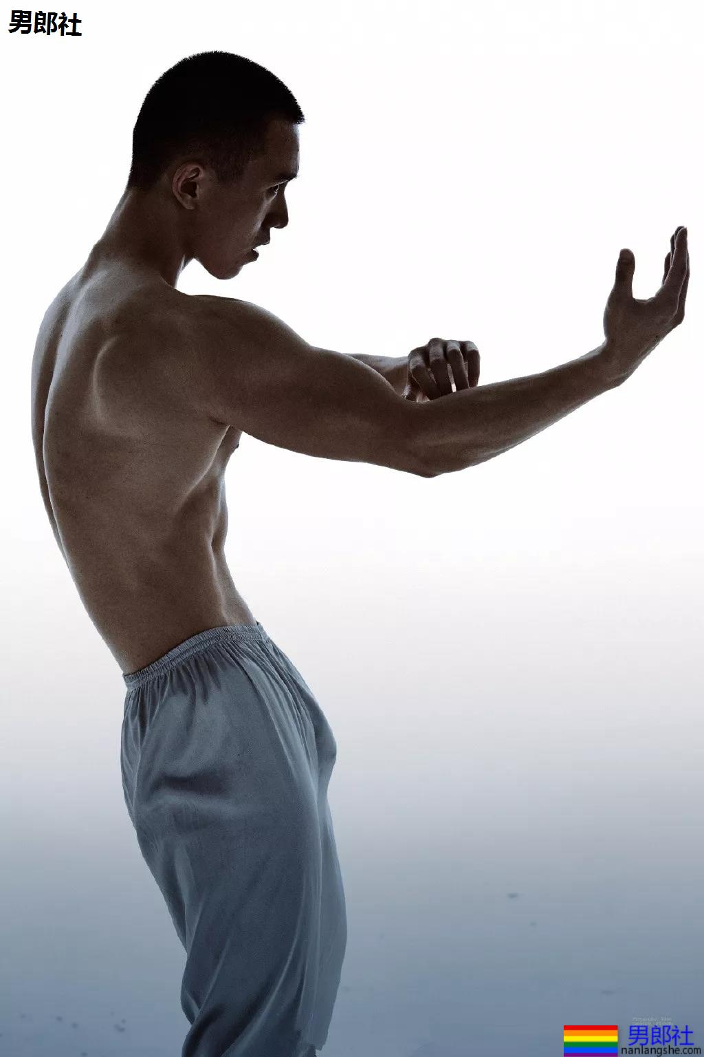 99年名校寸头肌肉校草帅哥，这波硬照够抢眼! - 51虹马