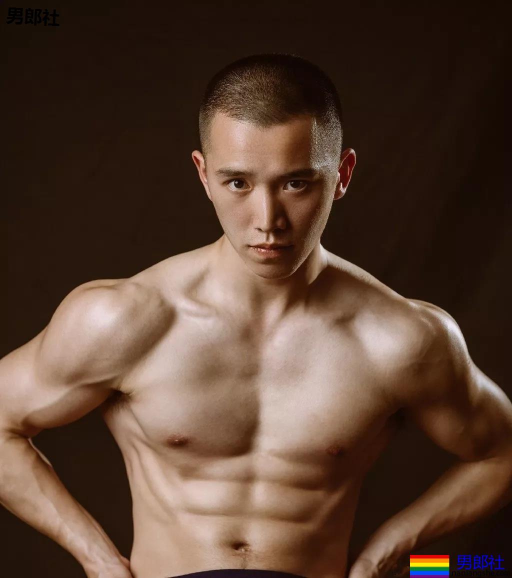 99年名校寸头肌肉校草帅哥，这波硬照够抢眼! - 51虹马