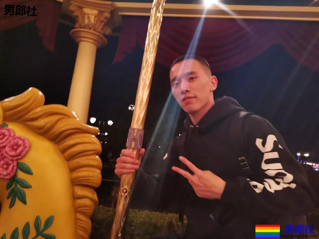 99年名校寸头肌肉校草帅哥，这波硬照够抢眼! - 51虹马