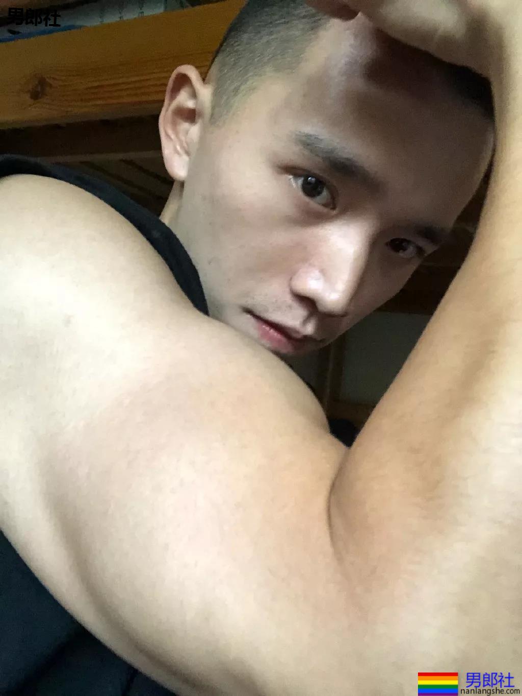 99年名校寸头肌肉校草帅哥，这波硬照够抢眼! - 51虹马