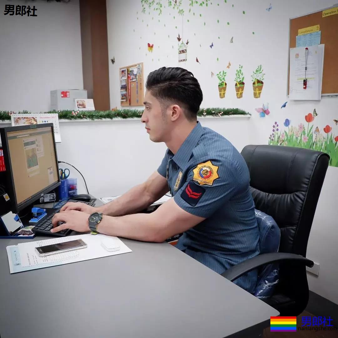 菲律宾警员颜肉俱佳参选全球先生,泳池照A爆了 - 51虹马 菲律宾警员颜肉俱佳参选全球先生,泳池照A爆了 - 51虹马