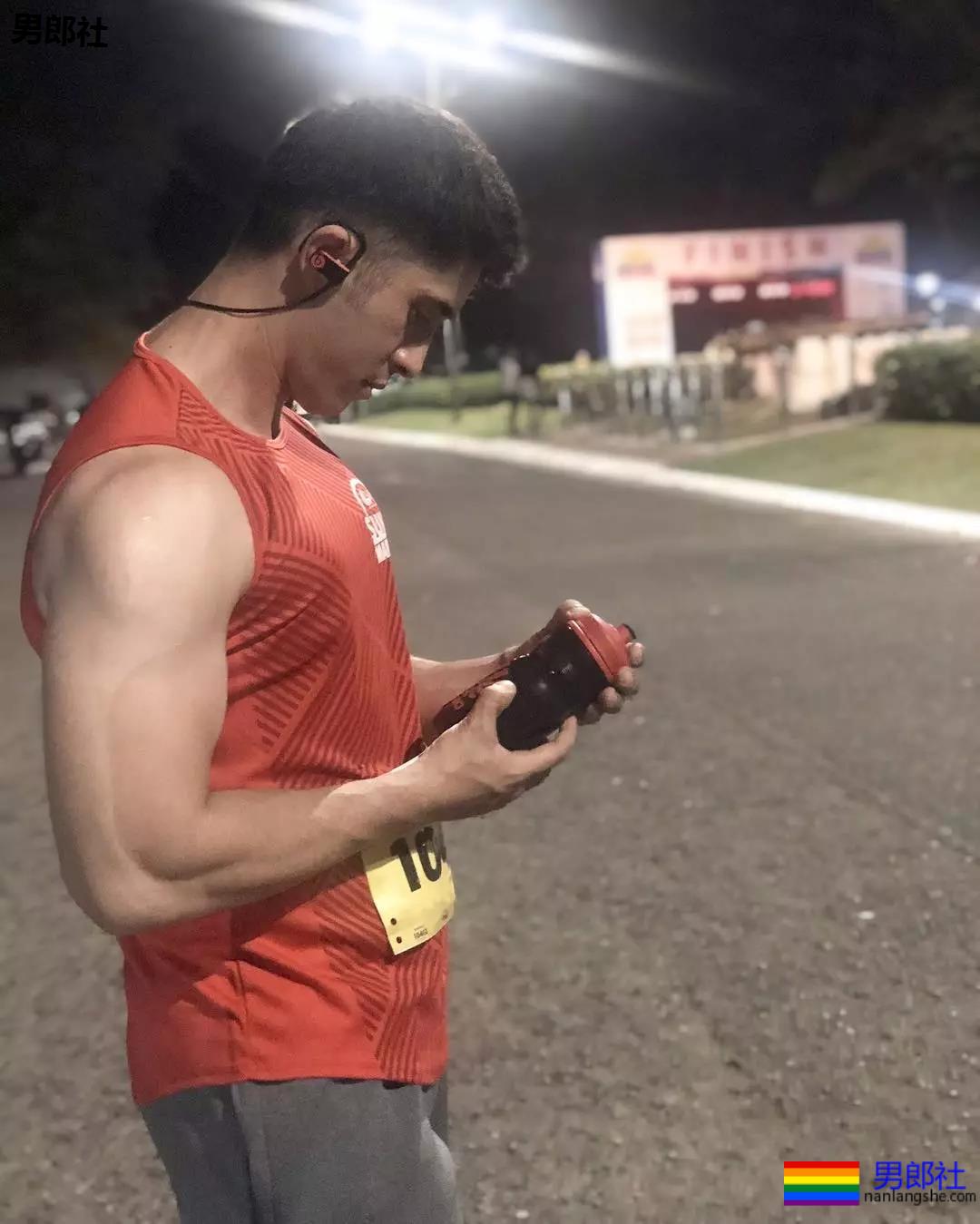 菲律宾警员颜肉俱佳参选全球先生,泳池照A爆了 - 51虹马 菲律宾警员颜肉俱佳参选全球先生,泳池照A爆了 - 51虹马