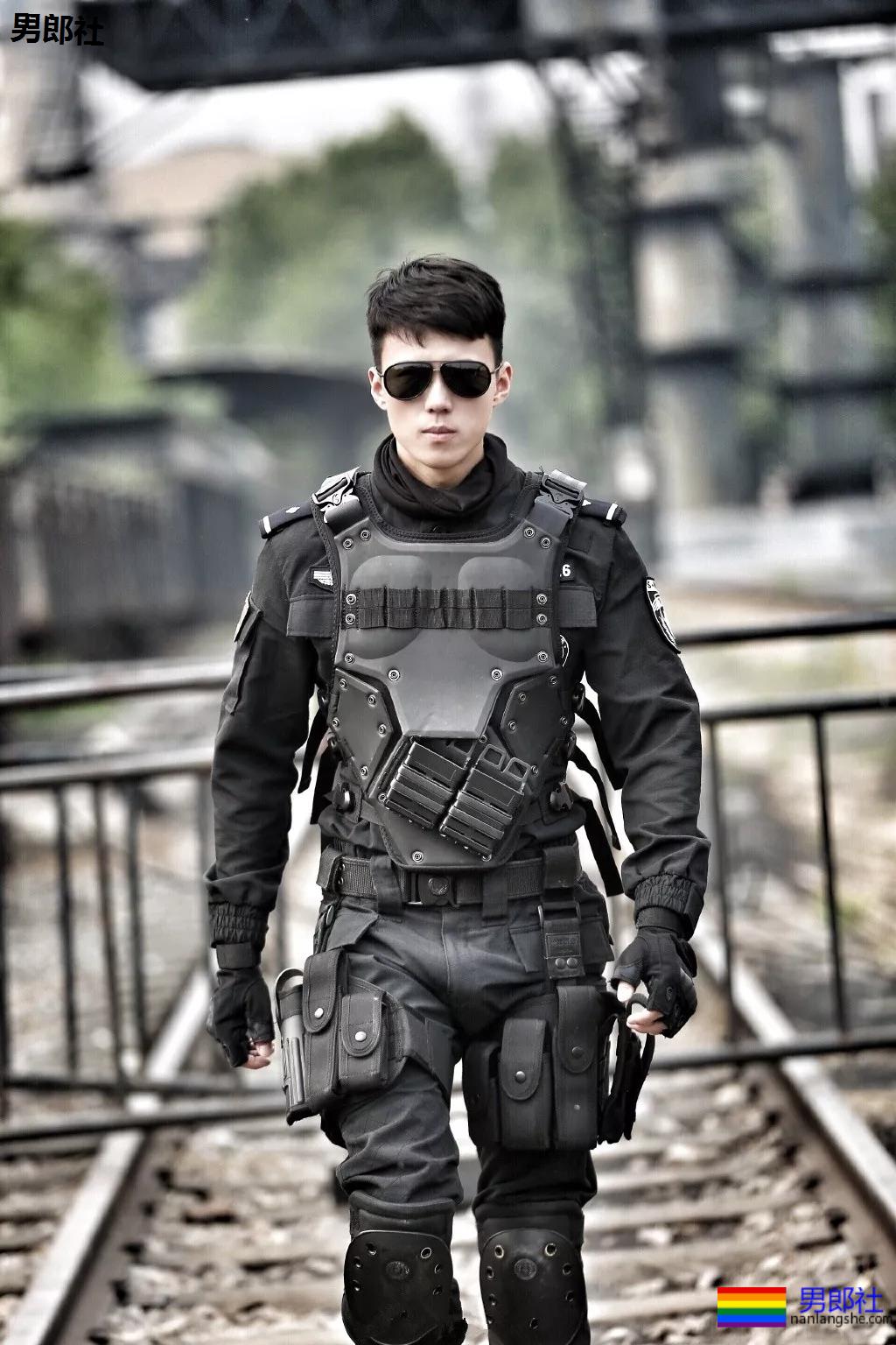 制服王者的男女通杀！隐藏在警服下的神仙颜值的帅哥，A爆爆爆了！ - 51虹马