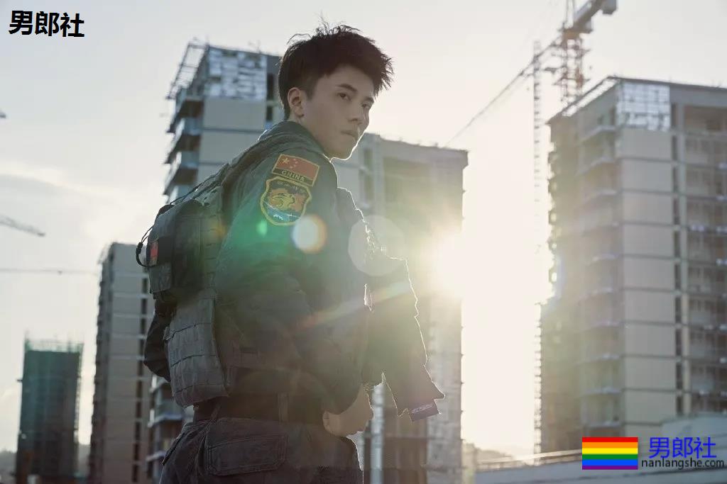 制服王者的男女通杀！隐藏在警服下的神仙颜值的帅哥，A爆爆爆了！ - 51虹马