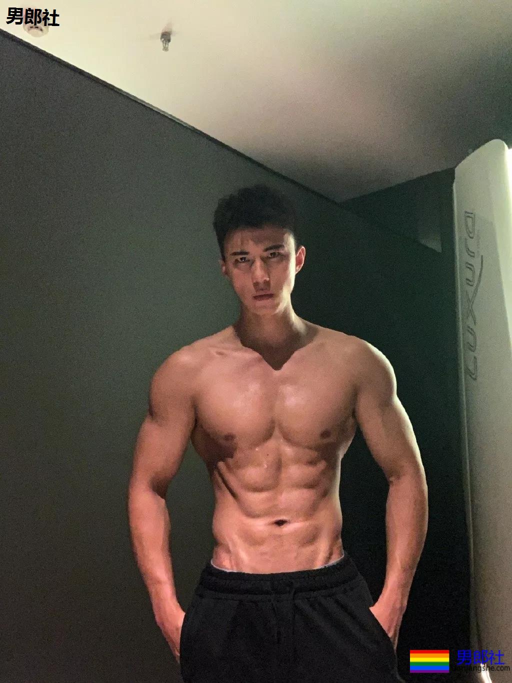 制服王者的男女通杀！隐藏在警服下的神仙颜值的帅哥，A爆爆爆了！ - 51虹马