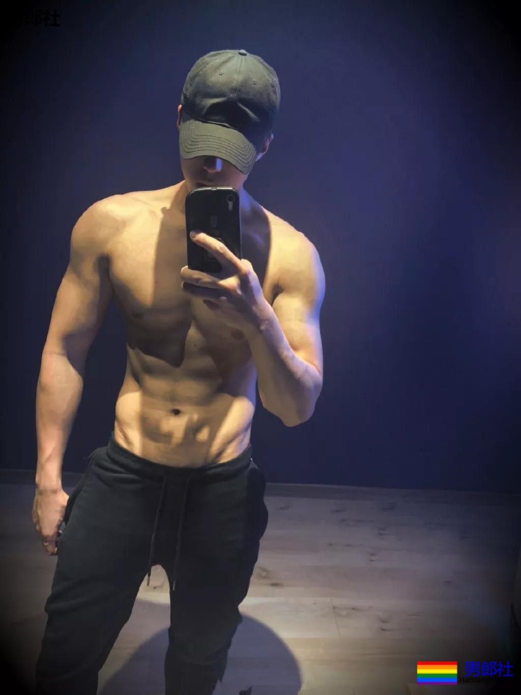 制服王者的男女通杀！隐藏在警服下的神仙颜值的帅哥，A爆爆爆了！ - 51虹马