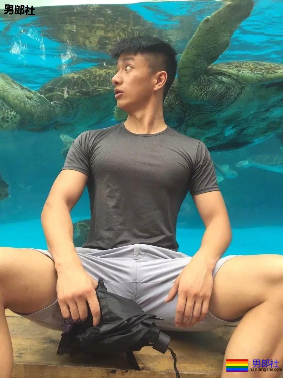 制服王者的男女通杀！隐藏在警服下的神仙颜值的帅哥，A爆爆爆了！ - 51虹马