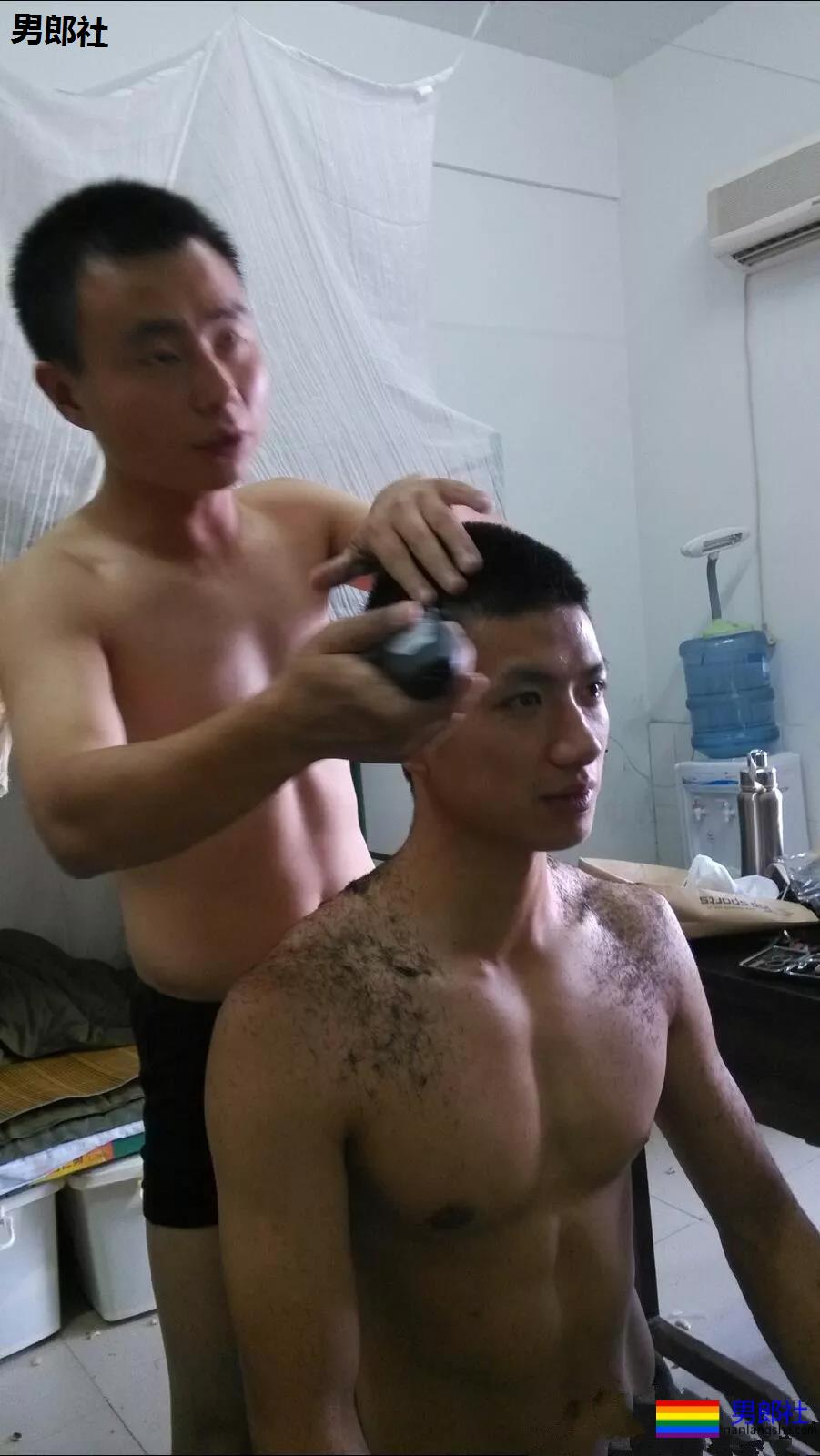 制服王者的男女通杀！隐藏在警服下的神仙颜值的帅哥，A爆爆爆了！ - 51虹马