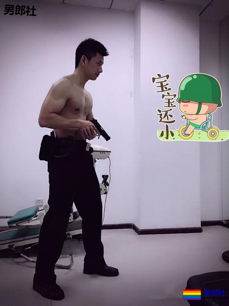 制服王者的男女通杀！隐藏在警服下的神仙颜值的帅哥，A爆爆爆了！ - 51虹马