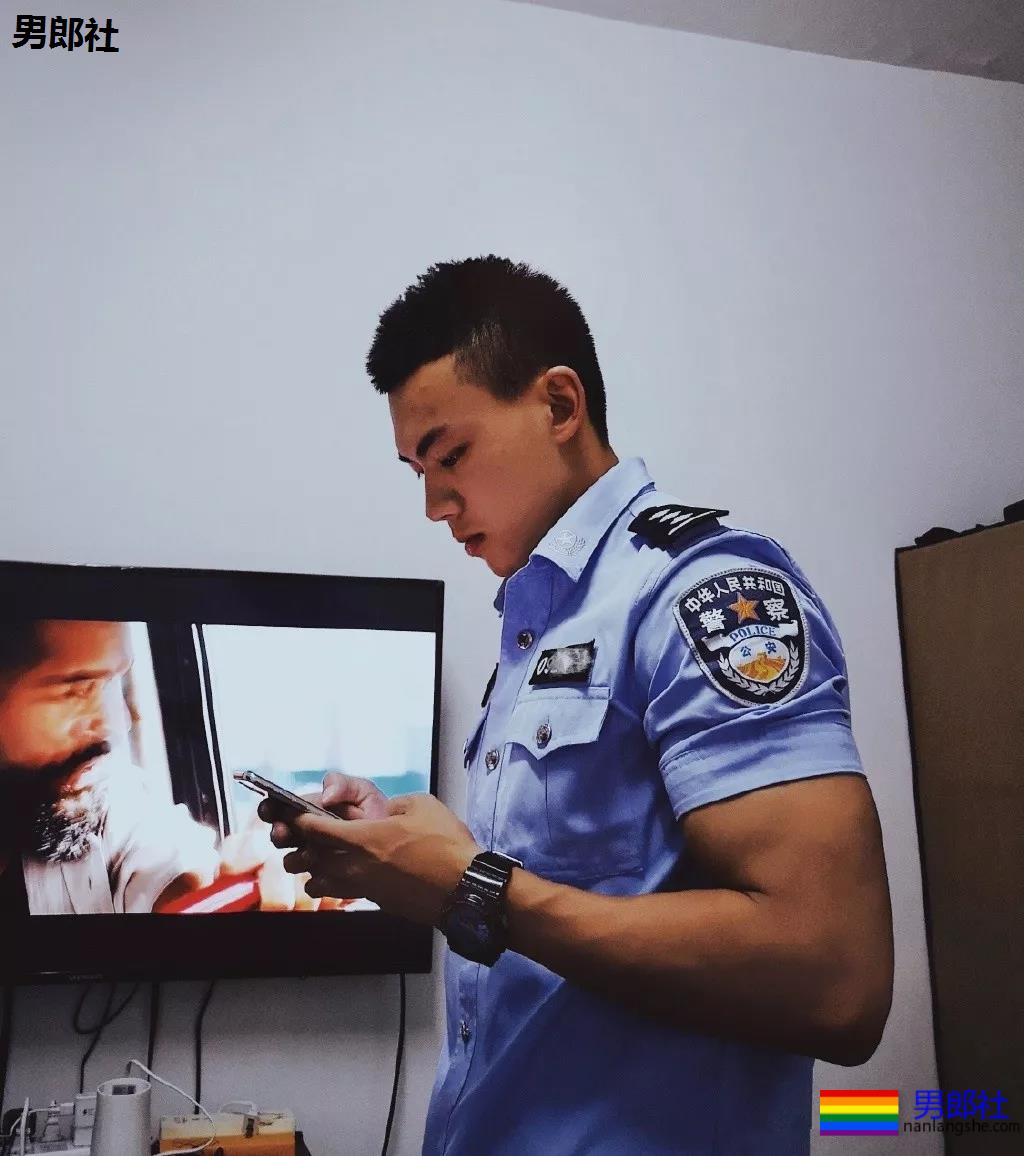 制服王者的男女通杀！隐藏在警服下的神仙颜值的帅哥，A爆爆爆了！ - 51虹马