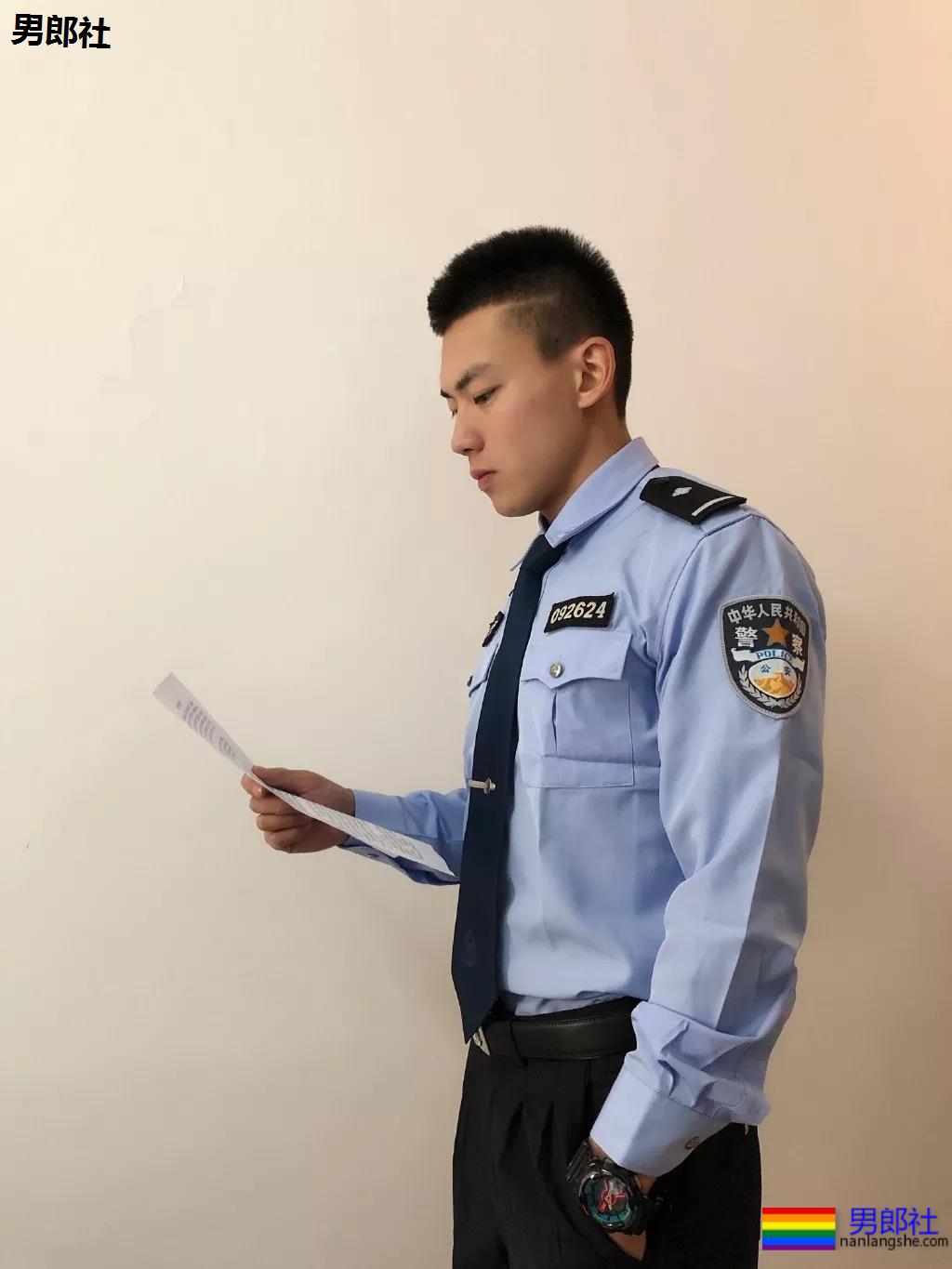 制服王者的男女通杀！隐藏在警服下的神仙颜值的帅哥，A爆爆爆了！ - 51虹马