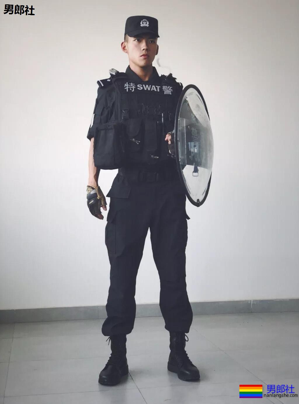 制服王者的男女通杀！隐藏在警服下的神仙颜值的帅哥，A爆爆爆了！ - 51虹马