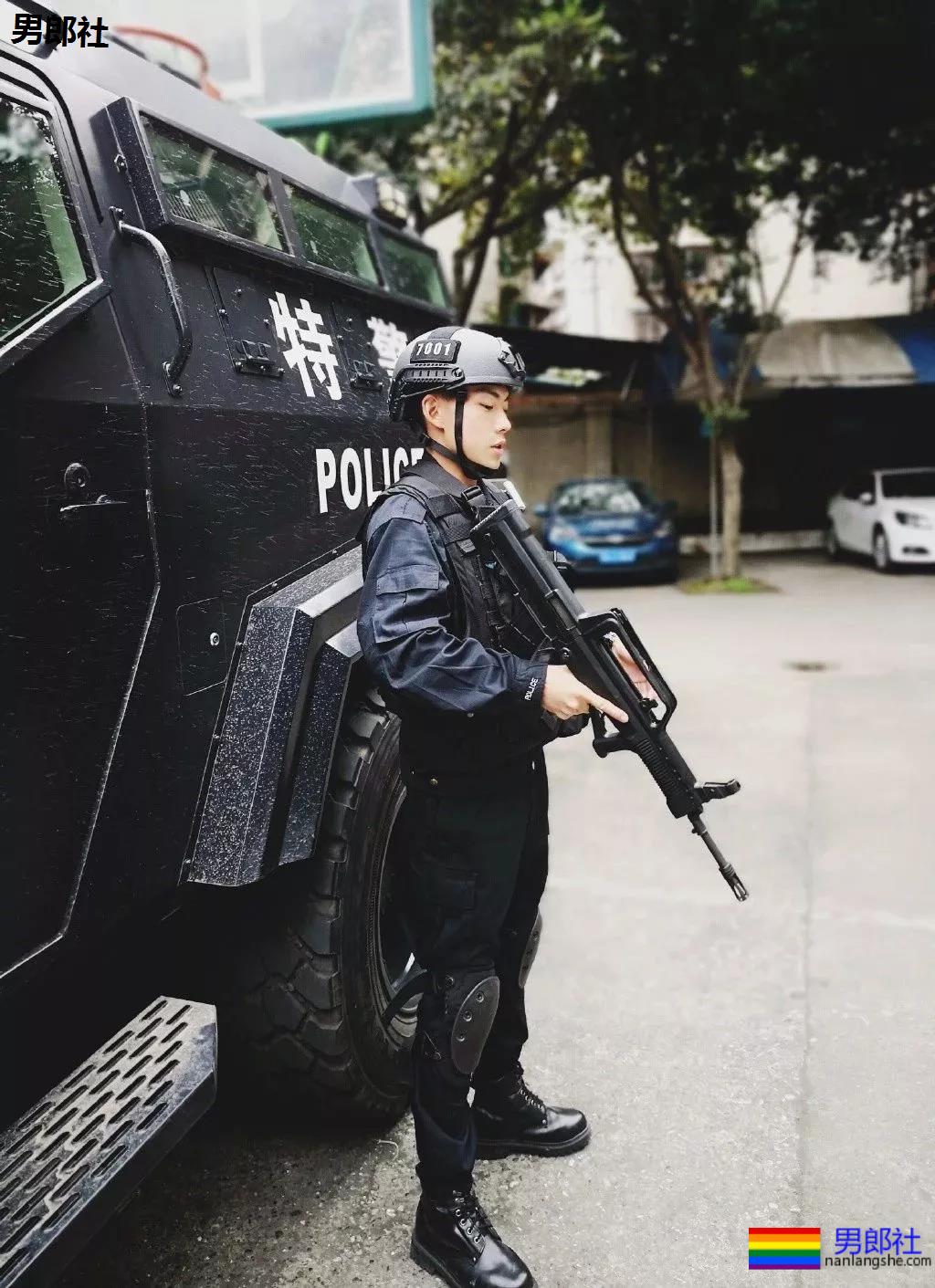 制服王者的男女通杀！隐藏在警服下的神仙颜值的帅哥，A爆爆爆了！ - 51虹马