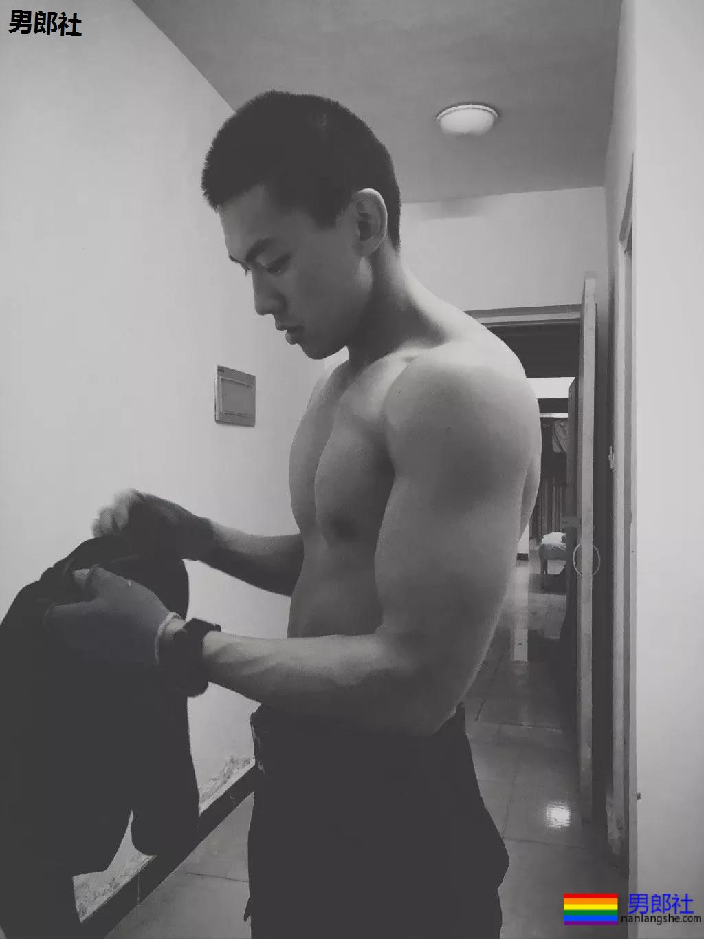 制服王者的男女通杀！隐藏在警服下的神仙颜值的帅哥，A爆爆爆了！ - 51虹马