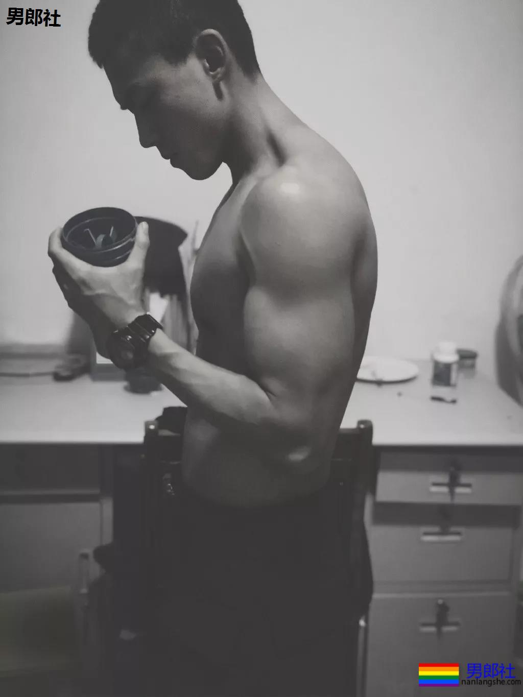 制服王者的男女通杀！隐藏在警服下的神仙颜值的帅哥，A爆爆爆了！ - 51虹马