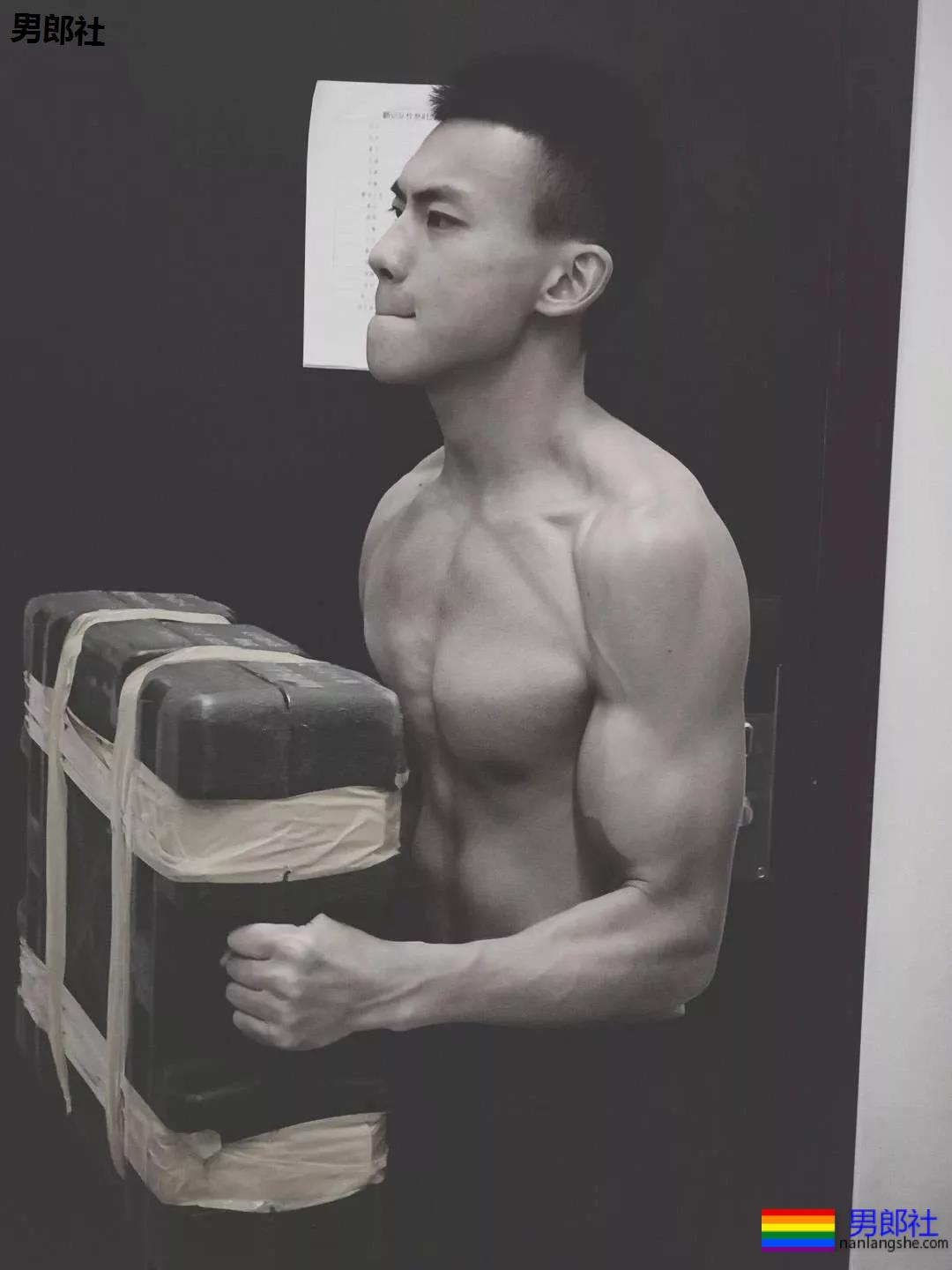 制服王者的男女通杀！隐藏在警服下的神仙颜值的帅哥，A爆爆爆了！ - 51虹马