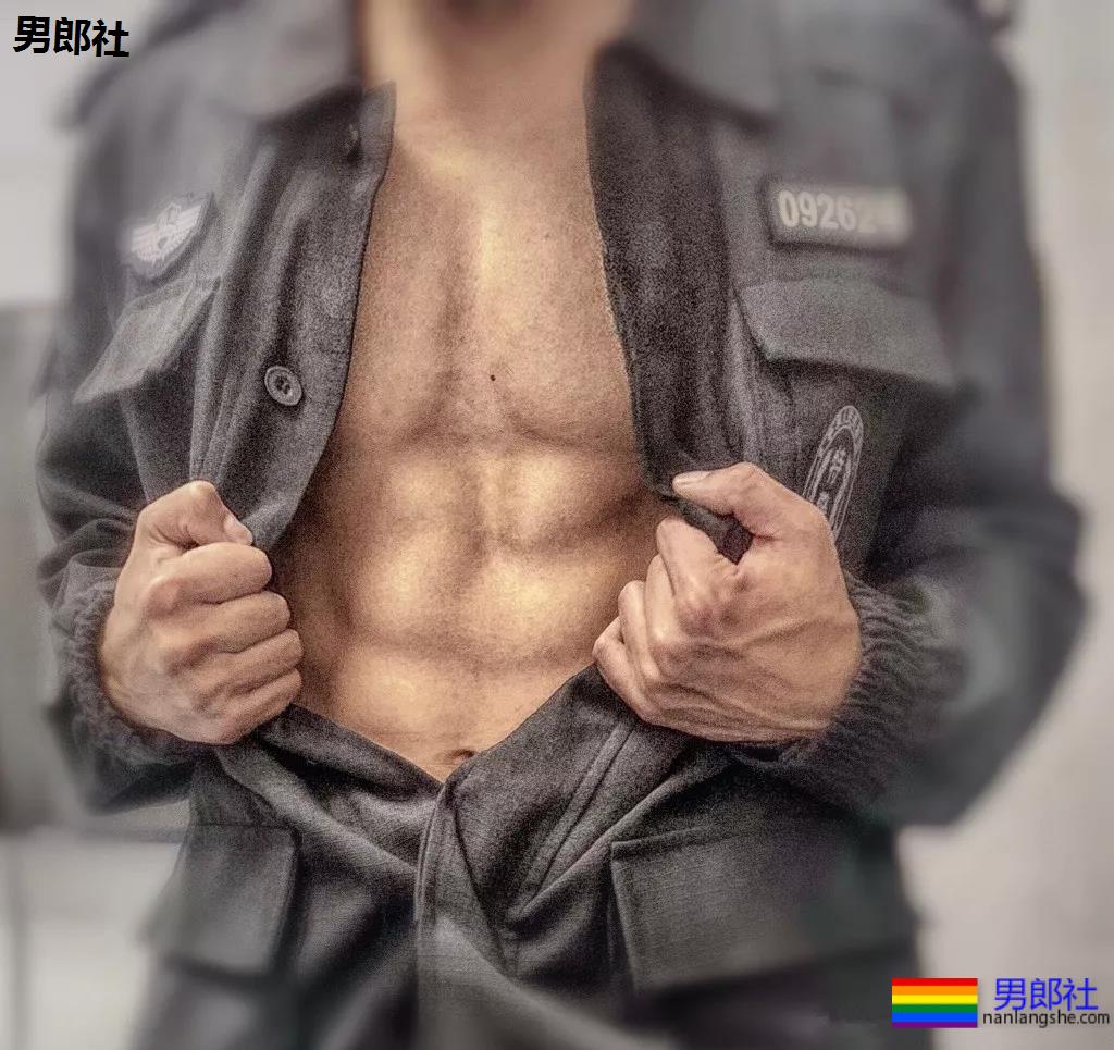 制服王者的男女通杀！隐藏在警服下的神仙颜值的帅哥，A爆爆爆了！ - 51虹马