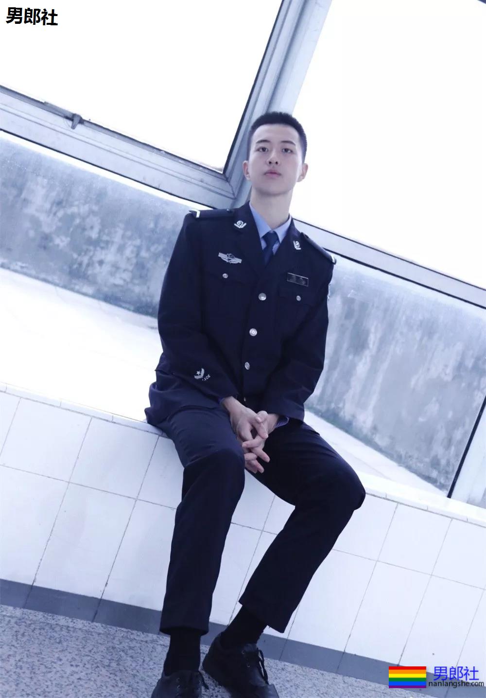 制服王者的男女通杀！隐藏在警服下的神仙颜值的帅哥，A爆爆爆了！ - 51虹马