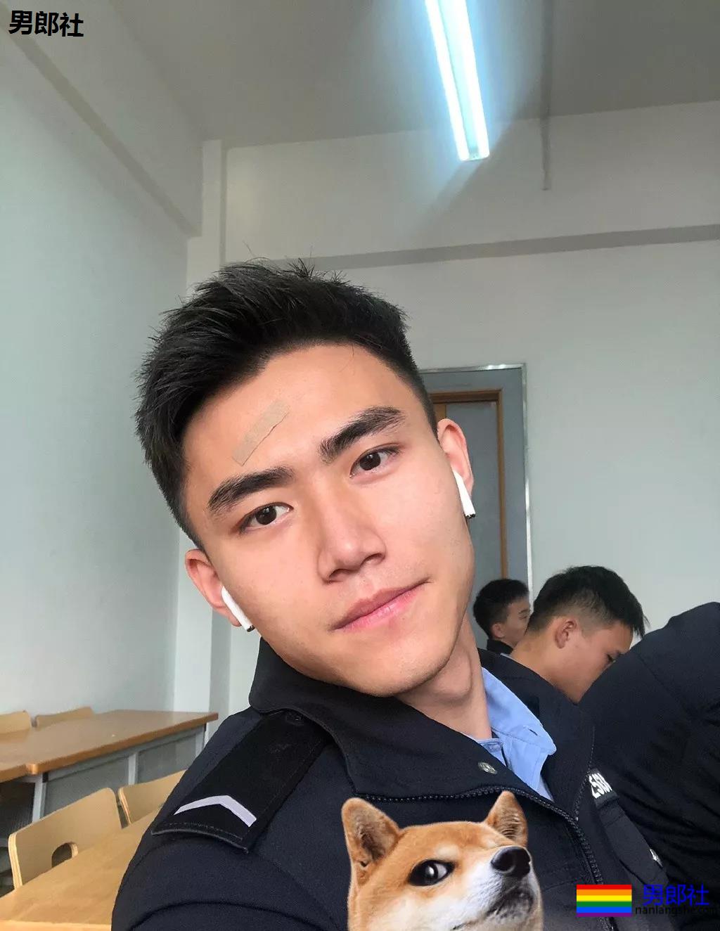 制服王者的男女通杀！隐藏在警服下的神仙颜值的帅哥，A爆爆爆了！ - 51虹马