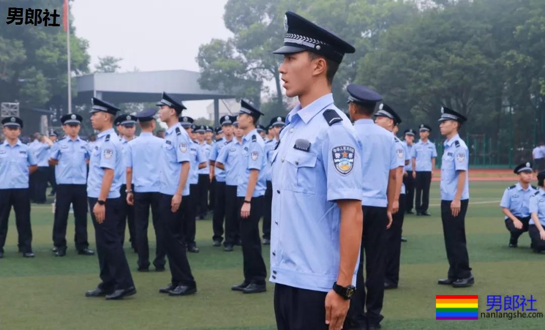 制服王者的男女通杀！隐藏在警服下的神仙颜值的帅哥，A爆爆爆了！ - 51虹马