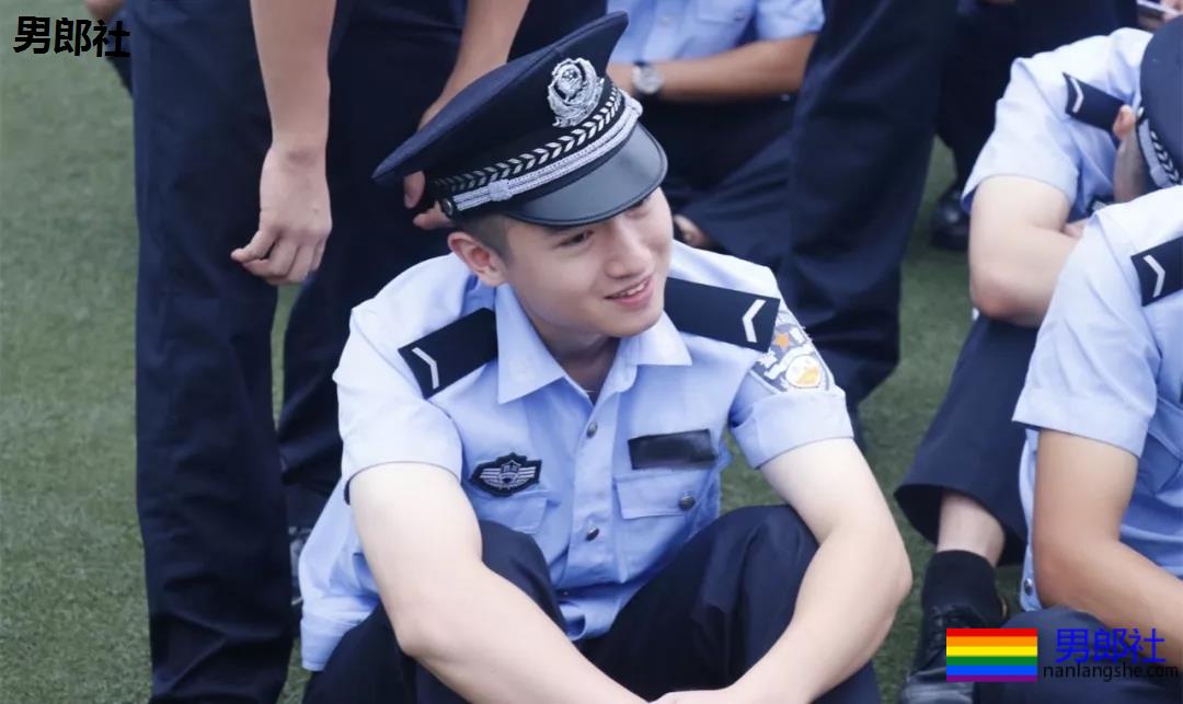 制服王者的男女通杀！隐藏在警服下的神仙颜值的帅哥，A爆爆爆了！ - 51虹马