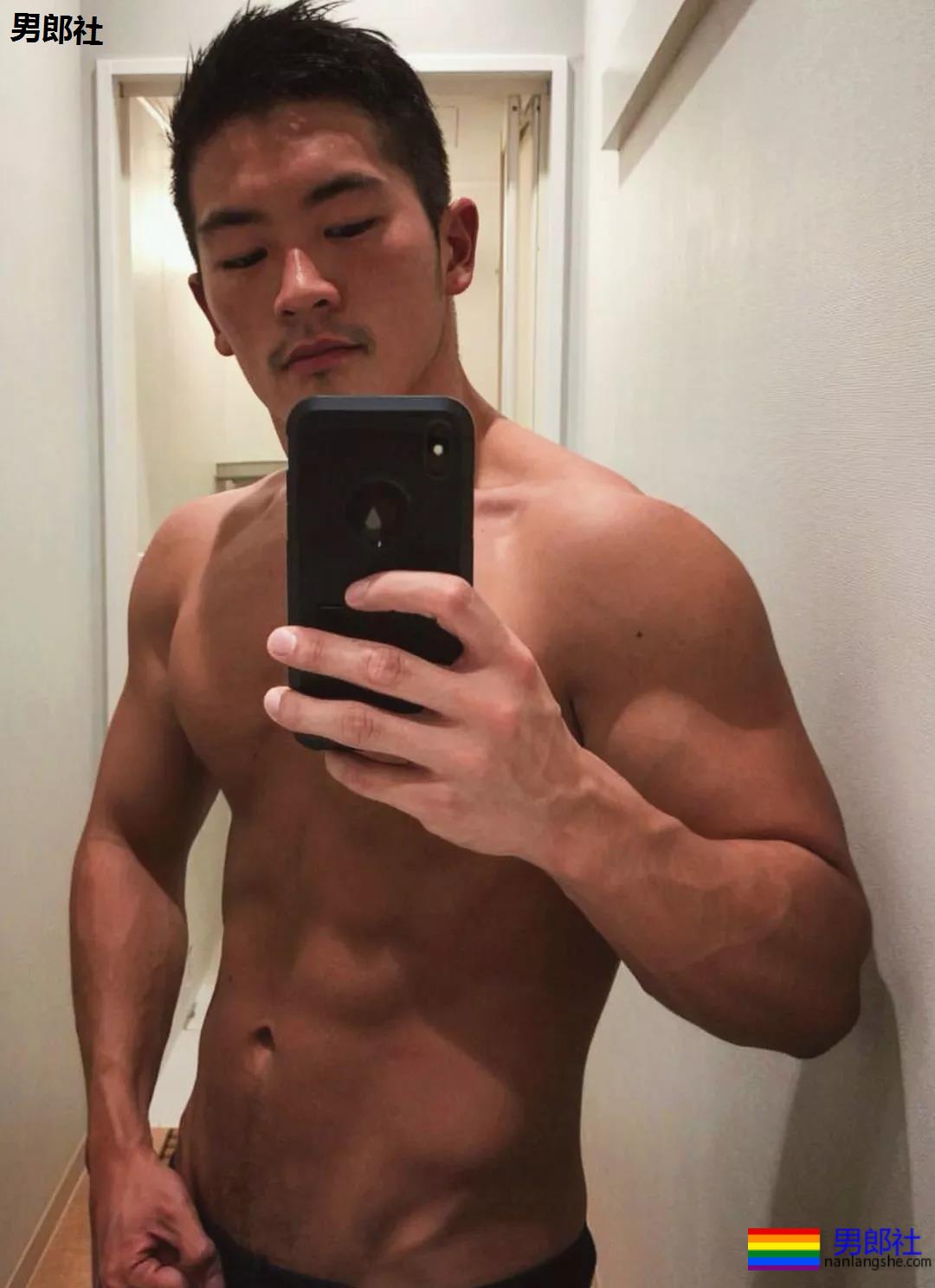 日本肌肉男性感腹肌浴室秀身材，请他立即拍片！ - 51虹马