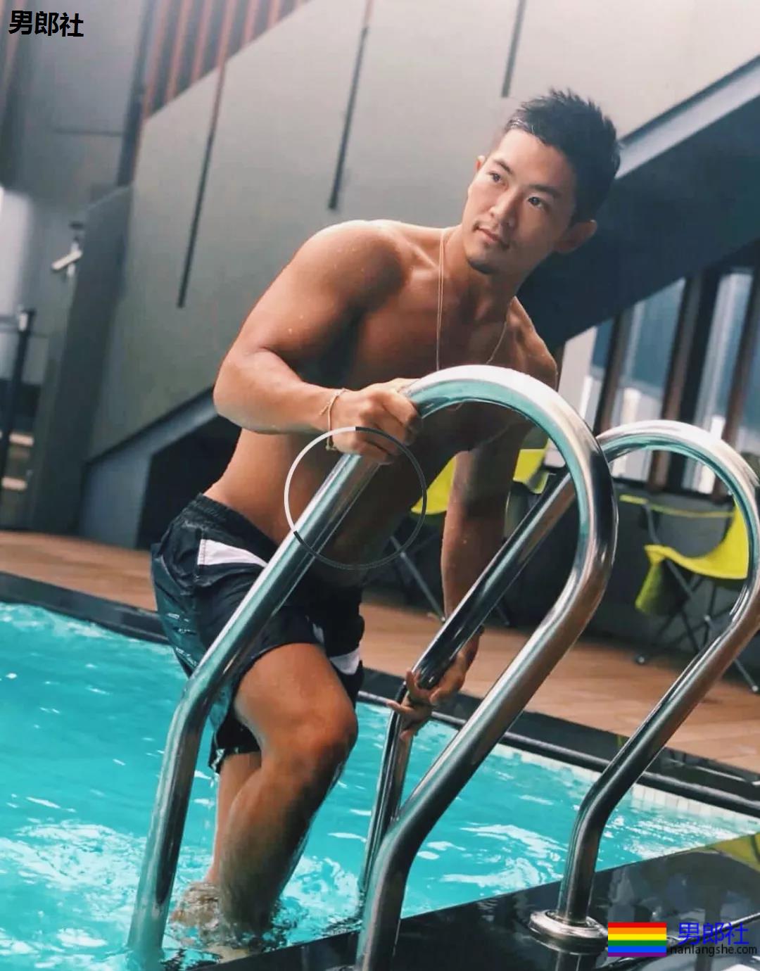 日本肌肉男性感腹肌浴室秀身材，请他立即拍片！ - 51虹马