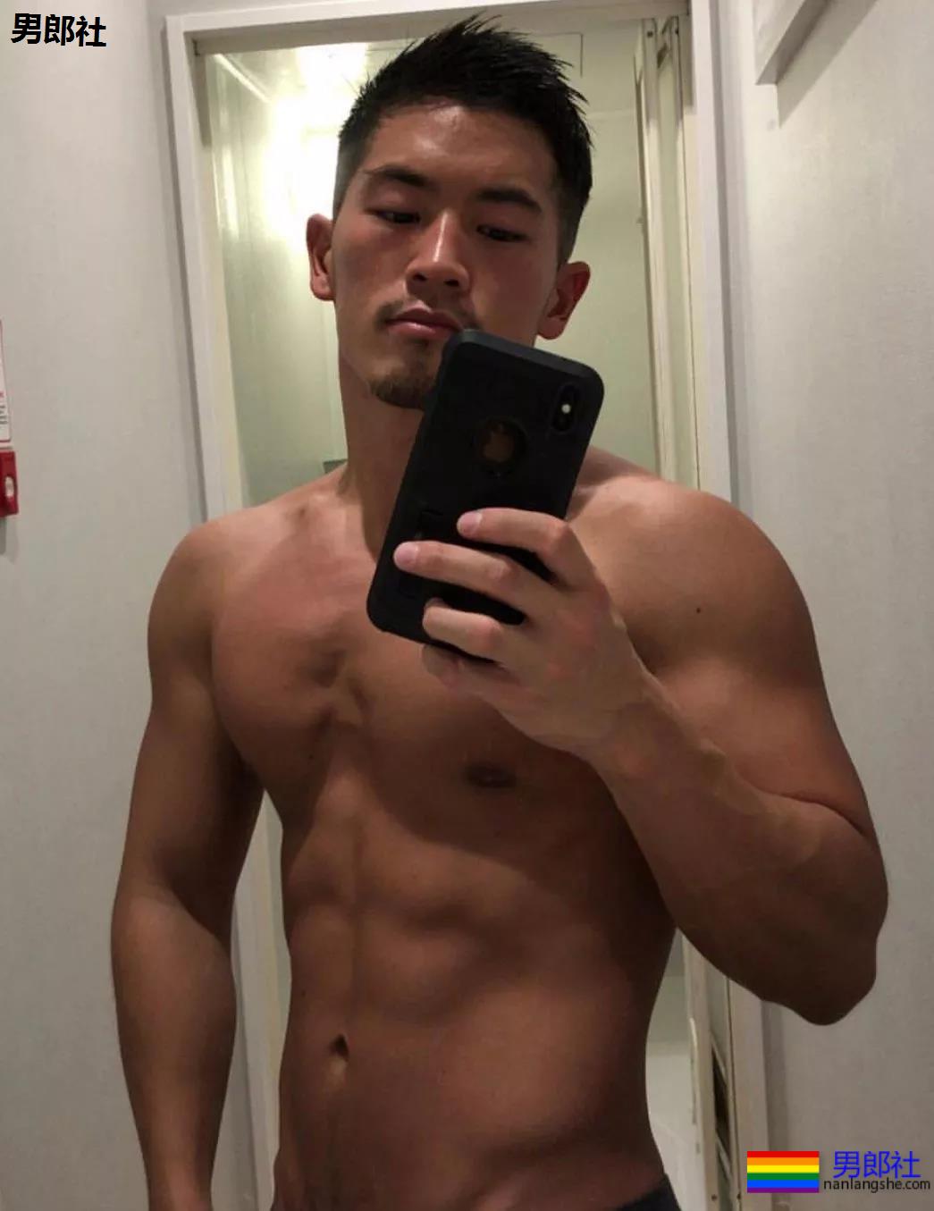 日本肌肉男性感腹肌浴室秀身材，请他立即拍片！ - 51虹马